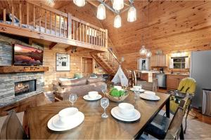 Kuchyň nebo kuchyňský kout v ubytování Peaceful Forest Cabin - Hot Tub, Relax & Explore