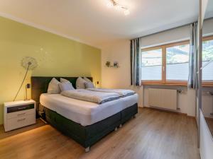 ein Schlafzimmer mit großem Bett und Fenster in der Unterkunft Pihapper in Mittersill