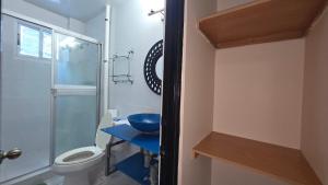 a bathroom with a toilet and a blue sink at Hospedaje en Zona Turística, Centro de la Ciudad R1-1 in Panama City