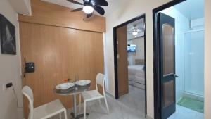 a living room with a table and a bedroom at Hospedaje en Zona Turística, Centro de la Ciudad R1-1 in Panama City