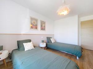 En eller flere senge i et værelse på Le gîte du Bois Robin - 2 bedroom house