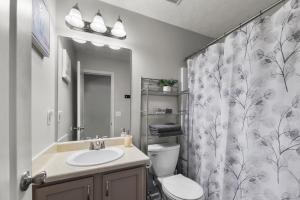 ハンプトンにあるSpacious 4 Bedroom 3 Bath House in Metro Atlantaのバスルーム(洗面台、トイレ、シャワーカーテン付)