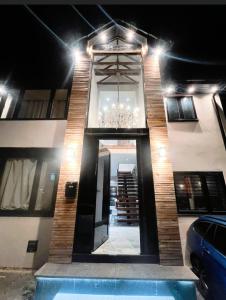 Un edificio con una lámpara de araña encima. en Elegant 6 bedroom Family Home, 2x corner Jacuzzi bath in LUTON, en Luton