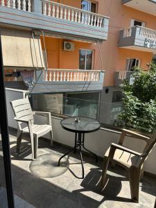 a patio with two chairs and a table on a balcony at La casa de Alex in Sarandë