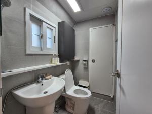 Et badeværelse på Modern Apt Near Seoul Station 3min I 20 off on long-term stay + 53 billeder