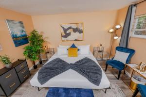 サラソタにあるArtsy Getaway with Vibrant Design Flairのベッドルーム1室(弓のネクタイが付いたベッド1台付)