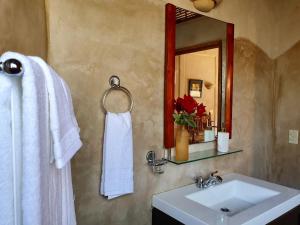 トドス・サントスにあるAlegria Suites at La Poza Beachの白い洗面台と鏡のあるバスルーム +29枚の写真