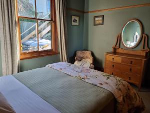 Katil atau katil-katil dalam bilik di Paradise Cottage Historical home +3 gambar