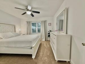 クリアウォーターにあるCharming Clearwater Home with Pool Close to Beachesの白いベッドルーム(ベッド1台、天井ファン付) +45枚の写真