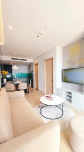 Posezení v ubytování Sweet Home - Homestay apartment system at Citadines Marina Ha Long building