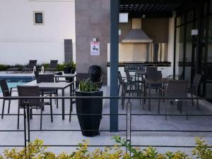 a restaurant with tables and chairs and a pool at Casa de Descanso in La Cañada