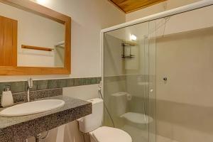 ein Badezimmer mit Toilette, Waschbecken und Dusche in der Unterkunft Apartamentos Orla Itacaré - Casa Flor in Itacaré + 94 Fotos