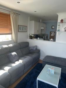 滨海莱斯当Beach view的客厅里有一张沙发和一张桌子。