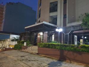 a building with a street light in front of it at Flat Av Rio Branco Centro SP in Sao Paulo