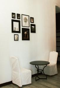 Ein Tisch und Stühle in einem Zimmer mit Bildern an der Wand in der Unterkunft Tinian Island Haven in Tinian International Airport + 8 Fotos