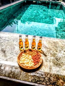 Un grupo de botellas de cerveza y un tazón de cacahuetes. en PANORÂMIC LUXO EXCLUSIVe, en Santa Cruz Cabrália
