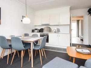 Una cocina y un comedor con mesa y sillas. en 5 person holiday home in Rømø-By Traum, en Sønderby