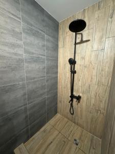 a bathroom with a shower with a shower at Стильна і сучасна квартира з двома спальнями біля Дніпра! in Cherkasy