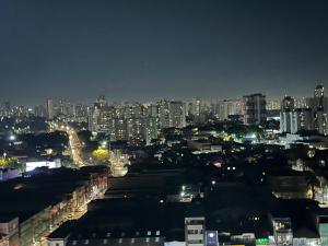 a view of a city at night with buildings at AP inteiro no Brás lado igrejas e comércio andar alto Estacionamento a combinar in São Paulo