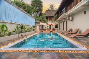 una piscina en medio de un edificio en Villa Oasis, en Luang Prabang