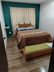 a bedroom with a large bed with a window at Quinta Los Ángeles in Riobamba