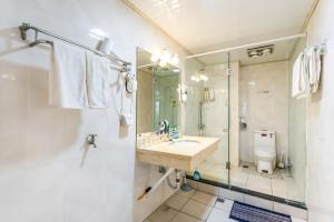 a bathroom with a sink and a shower and a mirror at Jinxin Nanguo in Chongqing +42 photos