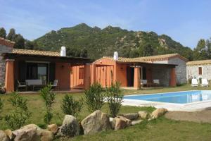 Πισίνα στο ή κοντά στο Villa in Sardinia near San Pietro Beach