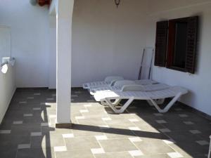 a room with two benches sitting on a floor at Apartments Antica in Šimuni