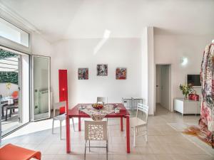 Μια τηλεόραση ή/και κέντρο ψυχαγωγίας στο Sunny Stay in Tavullia Hills