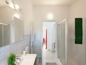 Ένα μπάνιο στο Sunny Stay in Tavullia Hills +30 φωτογραφίες