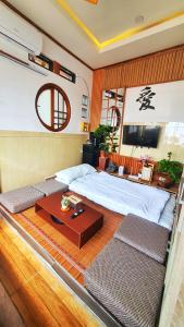 ein Schlafzimmer mit einem großen Bett und einem Tisch in der Unterkunft Hanki Guest House syariah in Gadok 1 + 93 Fotos