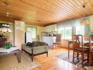 Kuchyň nebo kuchyňský kout v ubytování 4 person holiday home in BRAÅS-By Traum