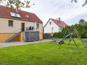 Herní místnost nebo prostor pro děti v ubytování Cozy Coastal Escape with Garden