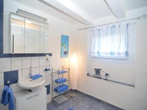 ein Badezimmer mit Waschbecken, Toilette und Spiegel in der Unterkunft Panoramic Stay, Schmallenberg in Schmallenberg + 32 Fotos