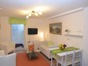 ein Wohnzimmer mit Sofa und Tisch in der Unterkunft Panoramic Stay, Schmallenberg in Schmallenberg