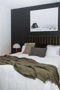 een slaapkamer met een groot bed met een deken erop bij Hygge East 302 St Falls in Falls Creek