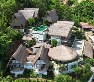 龙目岛库塔Sky Mountain Views的茅草屋顶房屋的空中景观