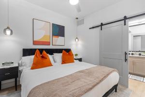 Katil atau katil-katil dalam bilik di Lux King Suite-Patio & Pool-Gym-By Domain Mall +37 gambar