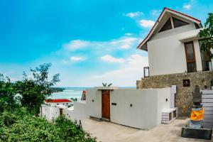 una casa bianca con vista sull'oceano di Sabiha Villas Nusa Lembongan a Nusa Lembongan