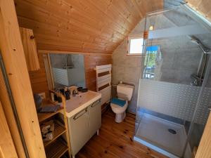 Koupelna v ubytování Séjours insolites au bord de la Saône - FR-1-583-392 + 27 fotografií