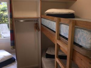 Μία ή περισσότερες κουκέτες σε δωμάτιο στο Chalet cosy avec terrasse - 2 chambres, 4 personnes - API-1-52-350 +18 φωτογραφίες