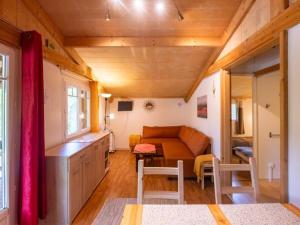 ein Wohnzimmer mit Sofa und Tisch in der Unterkunft Chalet 6 personnes avec Terrasse - API-1-52-233 in Fenouillet