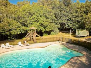 ein großes Schwimmbecken mit Schaukel und Spielplatz in der Unterkunft Chalet 6 personnes avec Terrasse - API-1-52-233 in Fenouillet