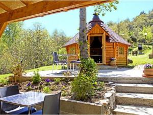 eine Blockhütte mit einem Tisch und einem Pavillon in der Unterkunft Chalet 6 personnes avec Terrasse - API-1-52-233 in Fenouillet