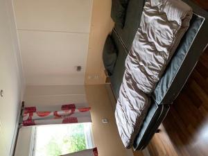 ein kleines Zimmer mit einem Bett und einem Fenster in der Unterkunft Mobil-home 6 pers avec terrasse et accès PMR - API-1-52-323 in Limeuil + 17 Fotos