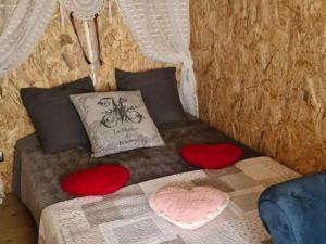 Una cama en una habitación con dos corazones. en Chalet intime avec terrasse pour 2 personnes - API-1-52-420, en Les Grandes-Ventes 12 fotos más