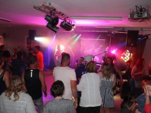 a group of people watching a band on a stage at Mobil-home 39m² avec terrasse, 4 chambres, pour 8 personnes, à Bretignolles-sur-Mer - API-1-52-422 in Brétignolles-sur-Mer