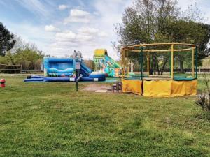 Ο χώρος παιχνιδιού για παιδιά στο Spacieux Mobil-home 3 Chambres avec Terrasse - API-1-52-444