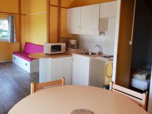 Kuchyň nebo kuchyňský kout v ubytování Chalet à Chaillé-les-Marais - Terrasse et salon de jardin - API-1-52-363 + 24 fotografií