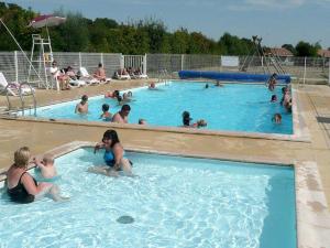 Bazén v ubytování Chalet à Chaillé-les-Marais - Terrasse et salon de jardin - API-1-52-363 nebo v jeho okolí